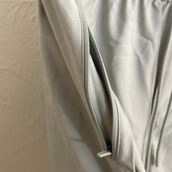 VUORI Men's Train Tech Athletic Shorts Size XL In Grey - Picture 4 of 8